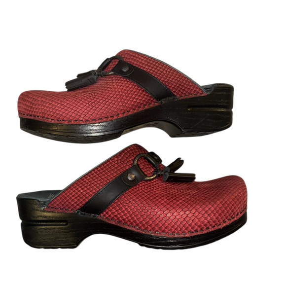 Red Textured Women's Clogs - Picture 2 of 7